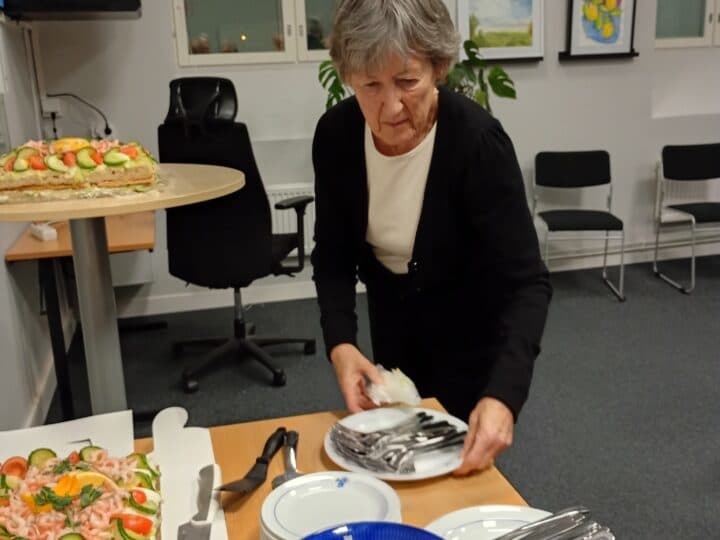 Jean gör smörgåstårtan redo för förtäring